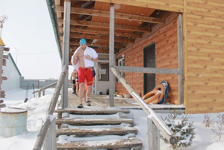 Исполнительный директор IBU Мартин Кюхенмайстер проплыл в тюменской ледяной воде