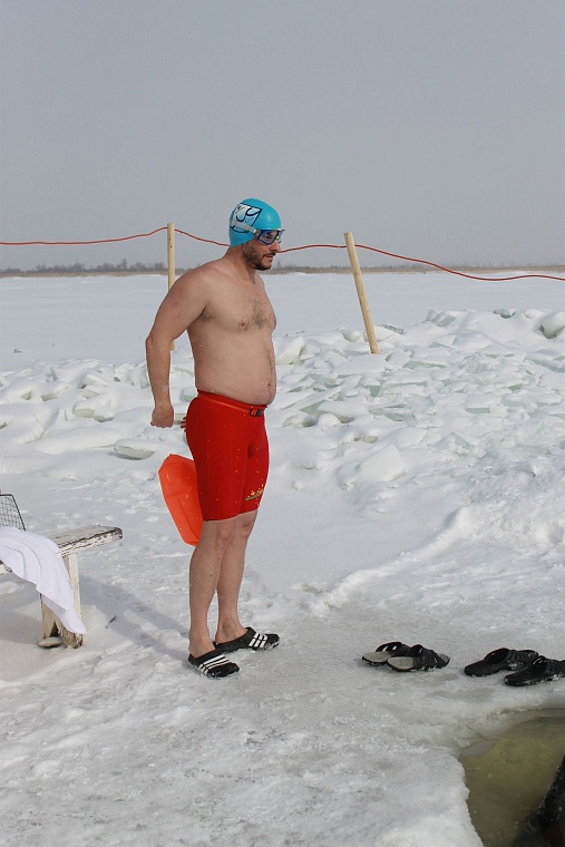 Исполнительный директор IBU Мартин Кюхенмайстер проплыл в тюменской ледяной воде