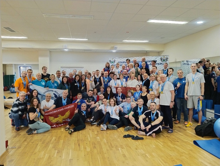 Кубок Тюмени по плаванию среди ветеранов и любителей завоевала сборная «Уралец-Мастерс»