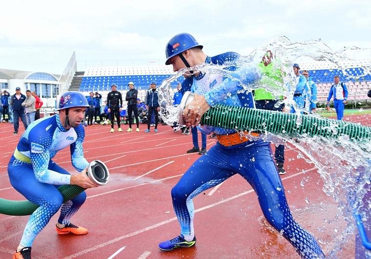 Командная работа сборной «Газпром добыча Уренгой» в дисциплине «Боевое развертывание от мотопомпы».