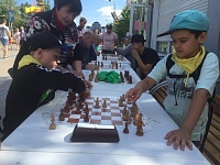 На Цветном бульваре спортинструкторы проводят бесплатные занятия по шахматам