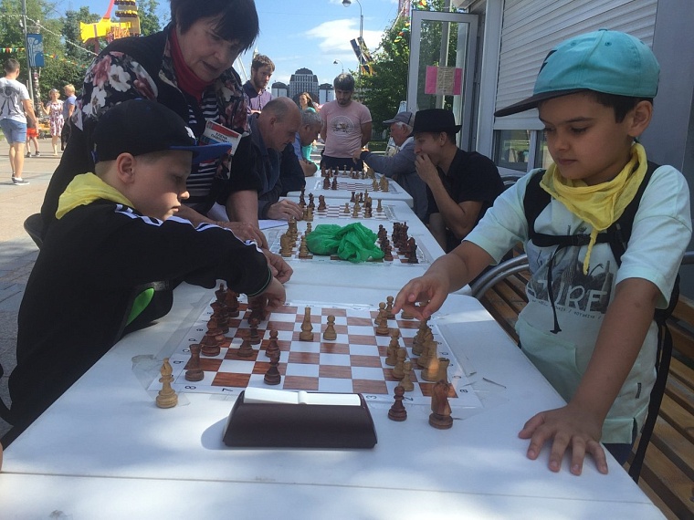 На Цветном бульваре спортинструкторы проводят бесплатные занятия по шахматам