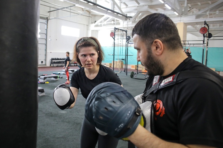Женщины в ударе: чему тюменок учат занятия боксом