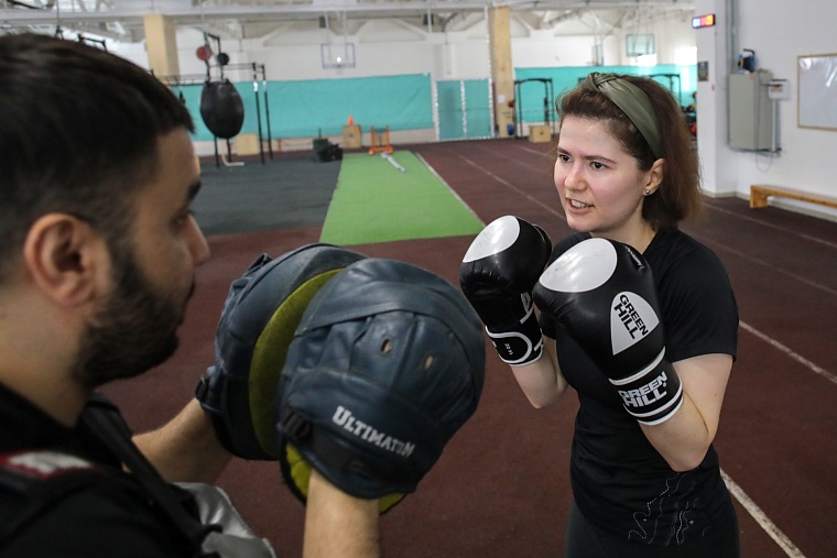 Женщины в ударе: чему тюменок учат занятия боксом