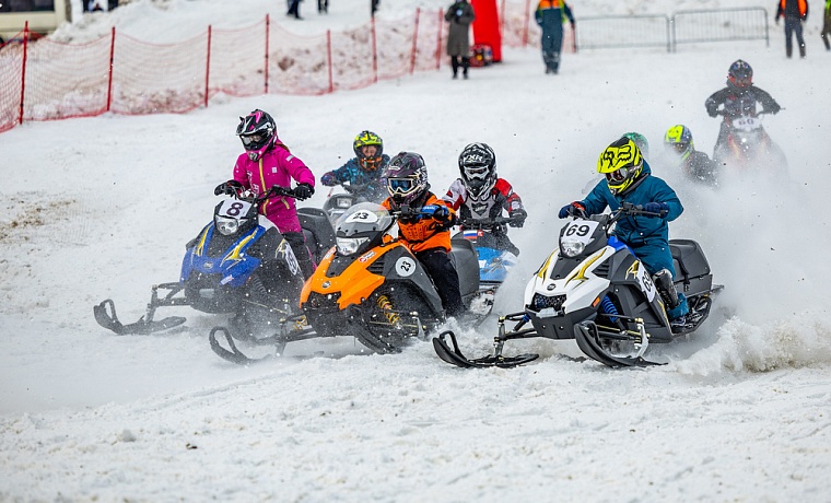Юные снегоходчики на Первенстве Ямало-Ненецкого автономного округа по кроссу на снегоходах в Новом Уренгое.