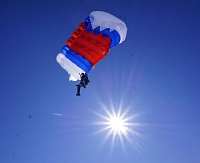 В Ялуторовском районе проходят зрелищные соревнования парашютистов