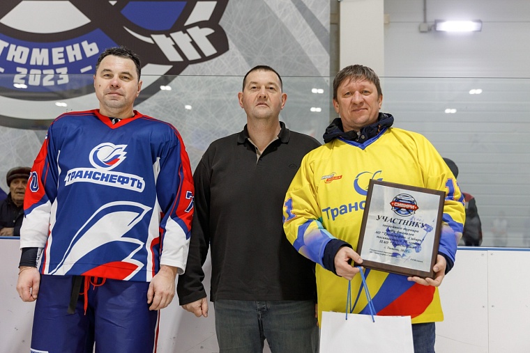 Нефтепроводчики отметили День защитника Отечества хоккейным матчем