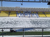 Заметенный снегом стадион «Геолог» в Тюмени подготовили к матчам