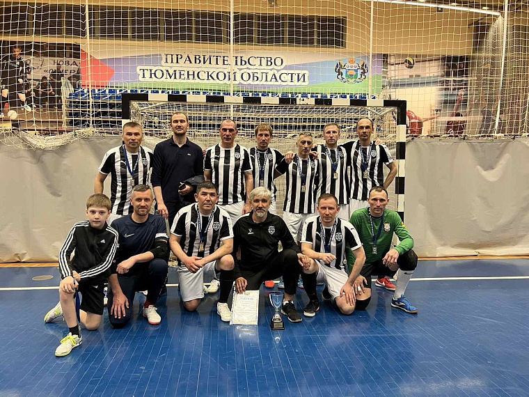 Ветераны Тюмени и Урая завоевали золото областного первенства по мини-футболу