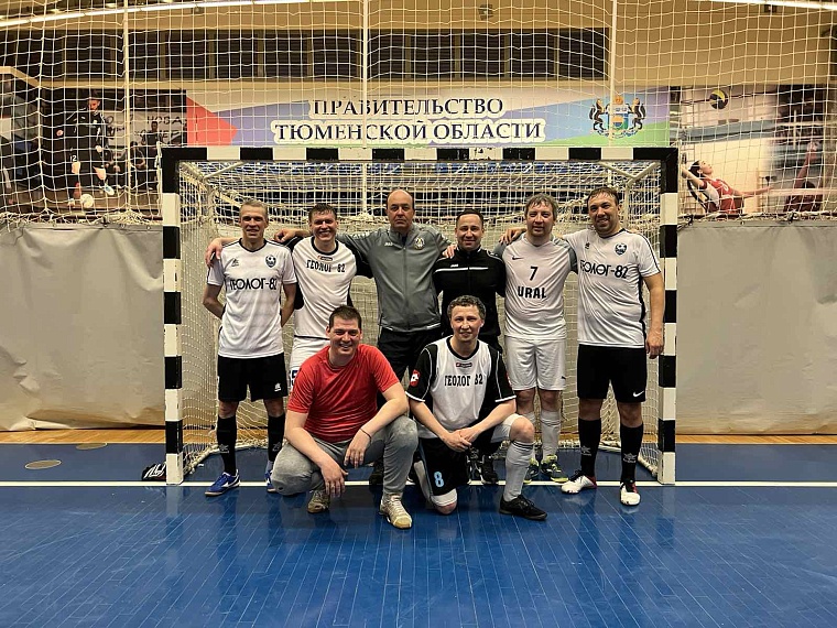 Ветераны Тюмени и Урая завоевали золото областного первенства по мини-футболу