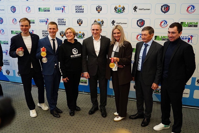 Александр Моор вручил региональные награды тюменским победителям и призерам Зимних Олимпийских игр и их тренерам