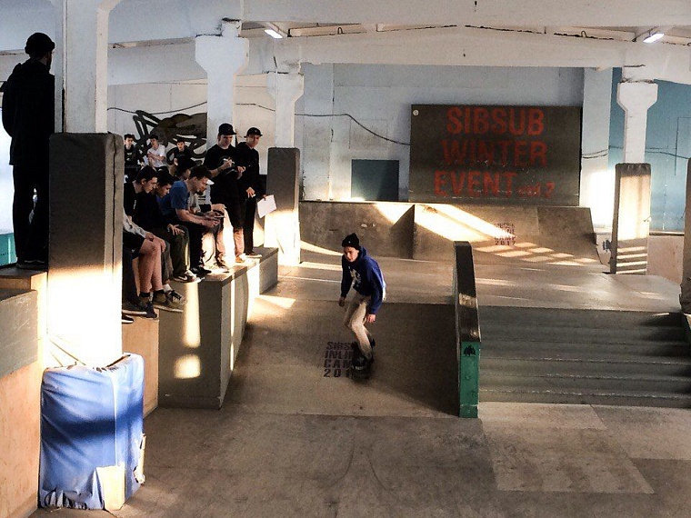 Скейтбордисты на чемпионате в Тюмени падали, но не ломались