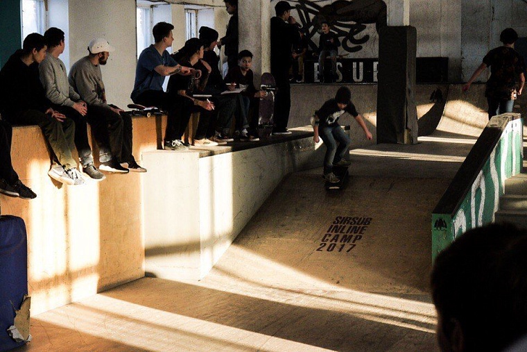 Скейтбордисты на чемпионате в Тюмени падали, но не ломались