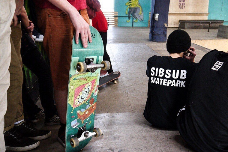 Скейтбордисты на чемпионате в Тюмени падали, но не ломались