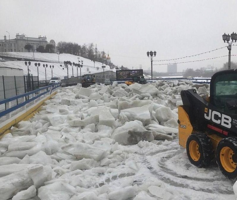 На набережной Туры в Тюмени демонтируют катки