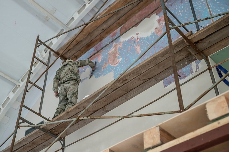 Александр Моор оценил работы по капитальному ремонту спорткомплекса в Червишево