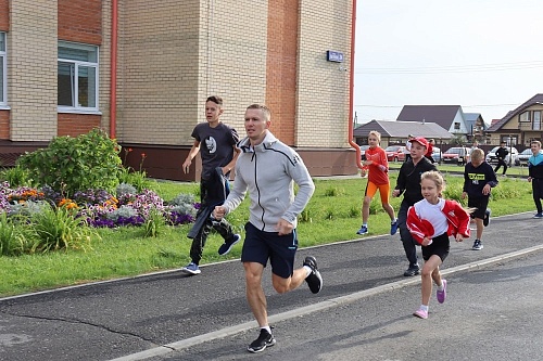 Олимпийский чемпион Денис Спицов провел зарядку для заводоуковских школьников