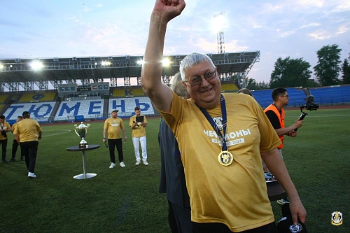 Врач ФК «Тюмень» в самолете помог спасти пассажира, у которого резко упало давление