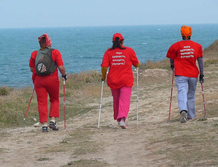 Любители скандинавской ходьбы устроили в Крыму 24-часовой супермарафон