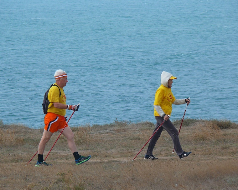 Любители скандинавской ходьбы устроили в Крыму 24-часовой супермарафон