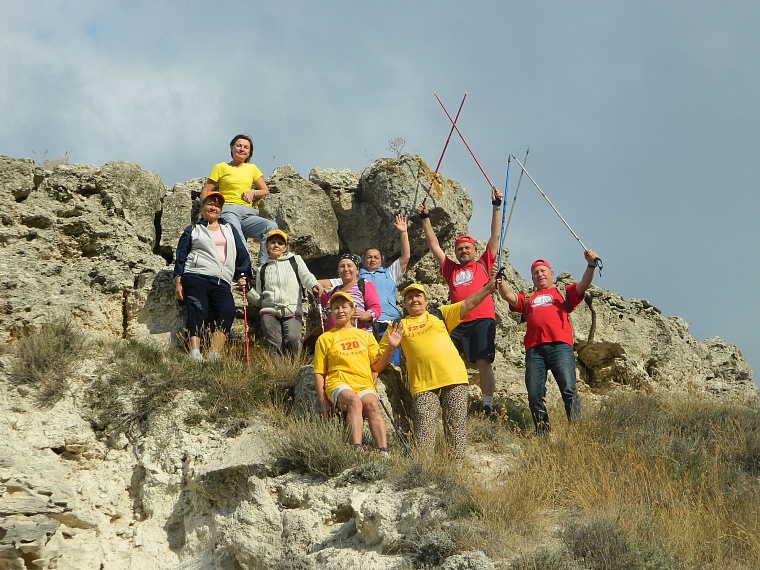 Любители скандинавской ходьбы устроили в Крыму 24-часовой супермарафон