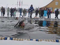 В Тюмени установили рекорд России по зимнему плаванию в бронежилетах