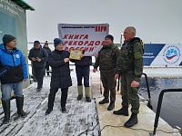 В Тюмени установили рекорд России по зимнему плаванию в бронежилетах