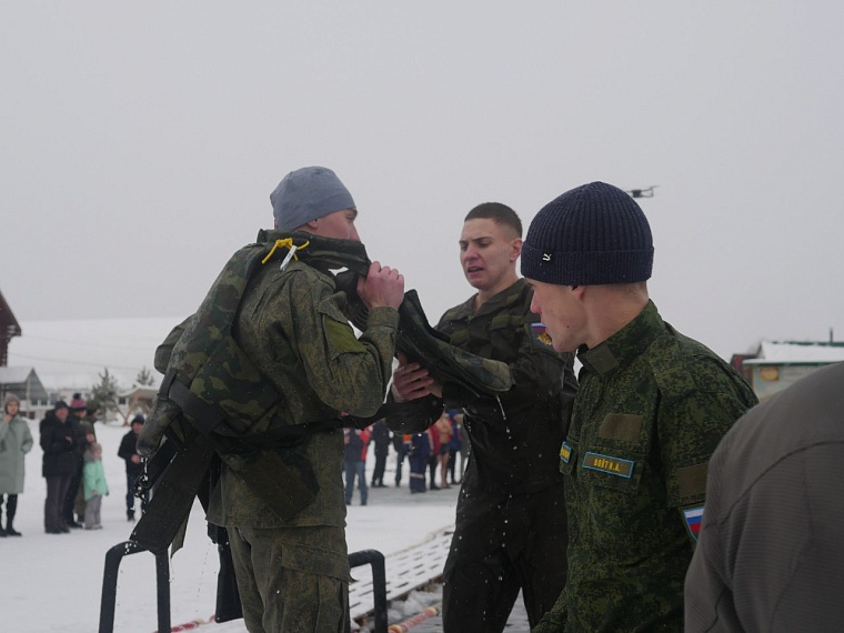 В Тюмени установили рекорд России по зимнему плаванию в бронежилетах