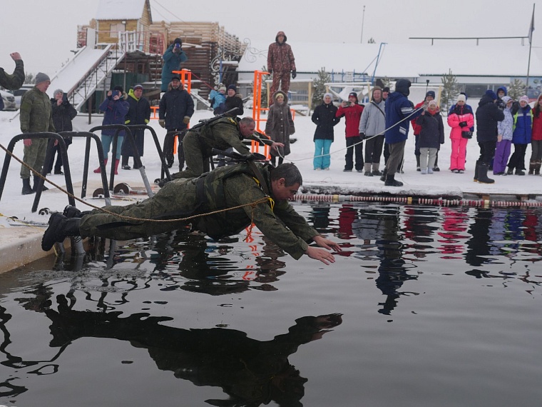 В Тюмени установили рекорд России по зимнему плаванию в бронежилетах