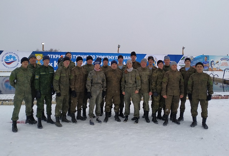 В Тюмени установили рекорд России по зимнему плаванию в бронежилетах