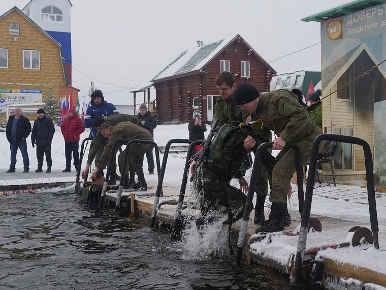 В Тюмени установили рекорд России по зимнему плаванию в бронежилетах