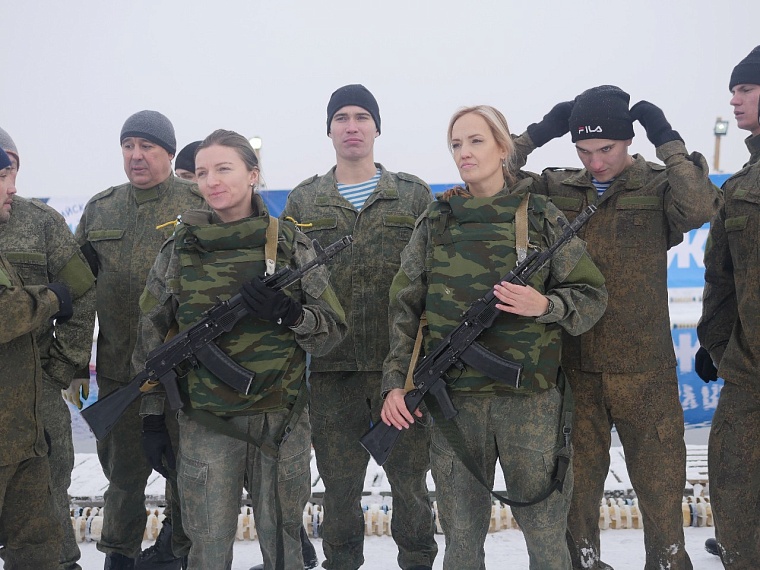 В Тюмени установили рекорд России по зимнему плаванию в бронежилетах