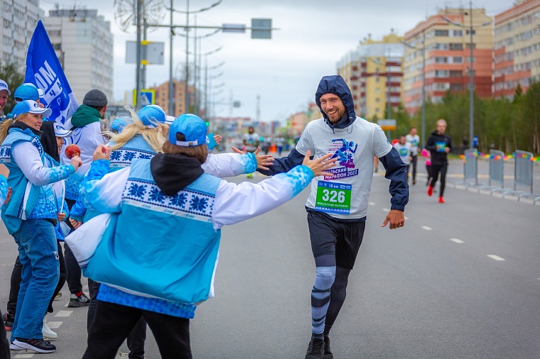 Традиционный массовый забег дал заряд бодрости и положительных эмоций как спортсменам, так и болельщикам.