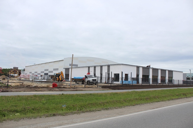 В Тюмени заканчивается строительство ледового катка на улице Народной