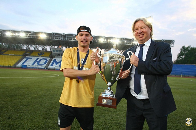 Футболисты «Тюмени» завоевали золотые медали и главный трофей сезона