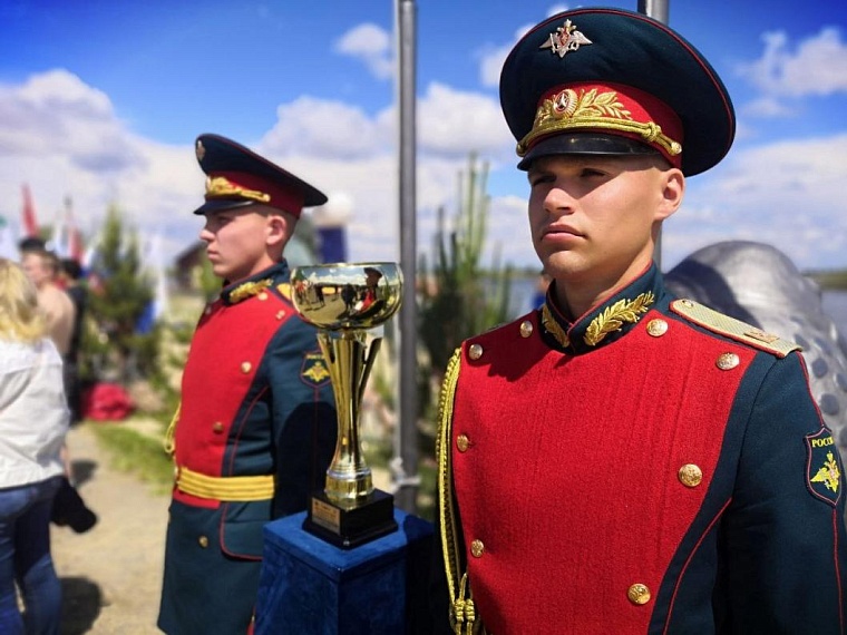 Тюменские моржи устроили заплыв в честь Дня России