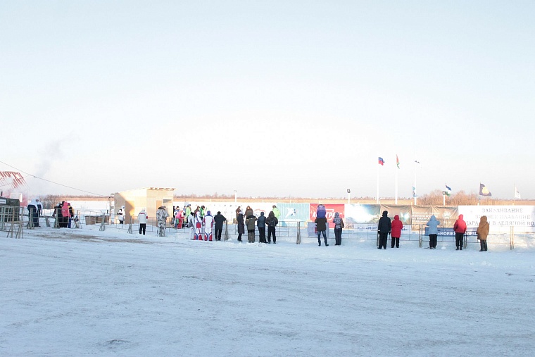В тридцатиградусный мороз в Тюмени Джейми Монахан проплыла милю, установив мировой рекорд
