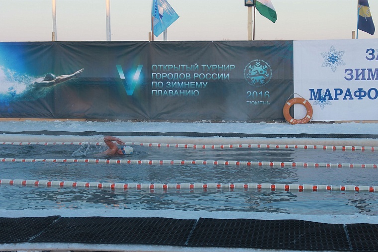 В тридцатиградусный мороз в Тюмени Джейми Монахан проплыла милю, установив мировой рекорд