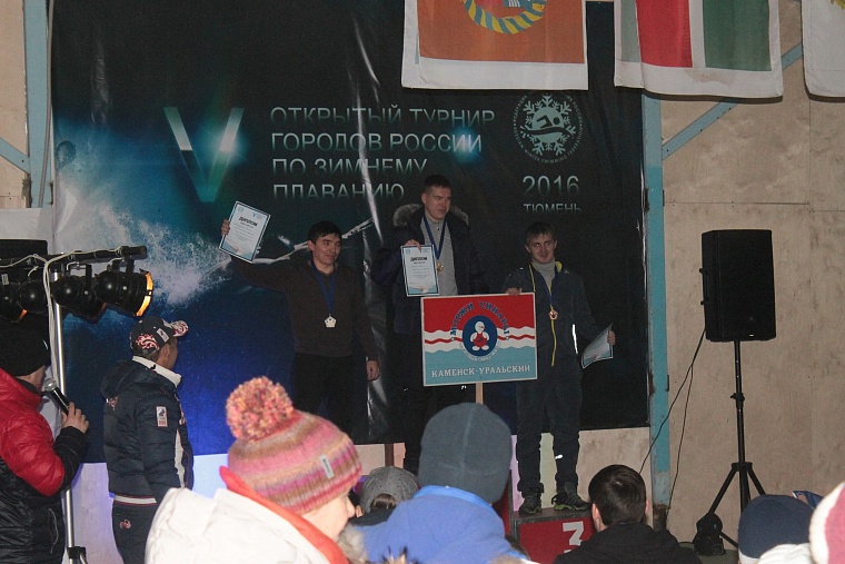 В тридцатиградусный мороз в Тюмени Джейми Монахан проплыла милю, установив мировой рекорд