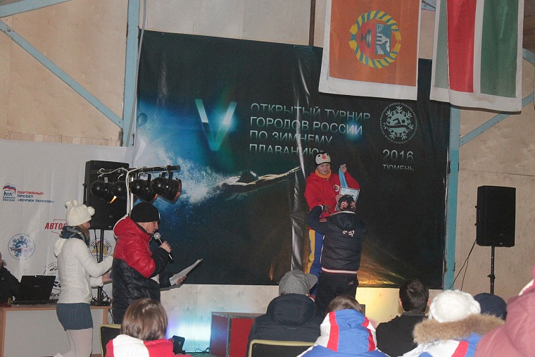 В тридцатиградусный мороз в Тюмени Джейми Монахан проплыла милю, установив мировой рекорд