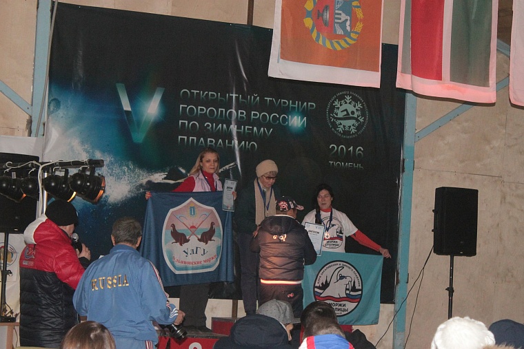 В тридцатиградусный мороз в Тюмени Джейми Монахан проплыла милю, установив мировой рекорд