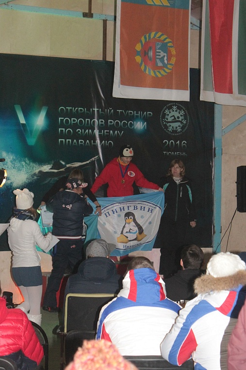 В тридцатиградусный мороз в Тюмени Джейми Монахан проплыла милю, установив мировой рекорд