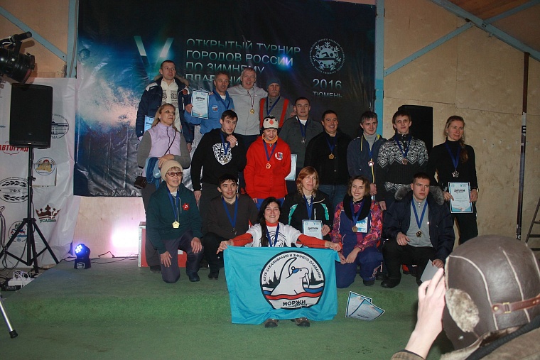 В тридцатиградусный мороз в Тюмени Джейми Монахан проплыла милю, установив мировой рекорд