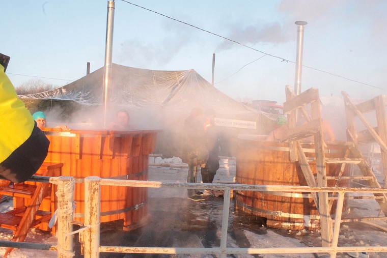 В тридцатиградусный мороз в Тюмени Джейми Монахан проплыла милю, установив мировой рекорд