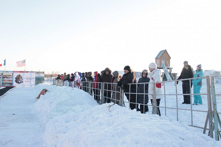 В тридцатиградусный мороз в Тюмени Джейми Монахан проплыла милю, установив мировой рекорд