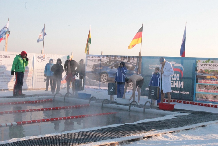 В тридцатиградусный мороз в Тюмени Джейми Монахан проплыла милю, установив мировой рекорд