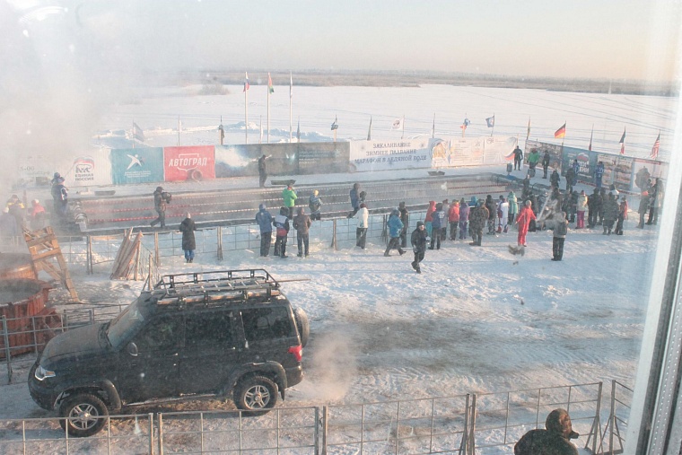 В тридцатиградусный мороз в Тюмени Джейми Монахан проплыла милю, установив мировой рекорд