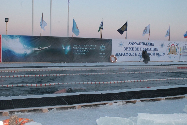 В тридцатиградусный мороз в Тюмени Джейми Монахан проплыла милю, установив мировой рекорд
