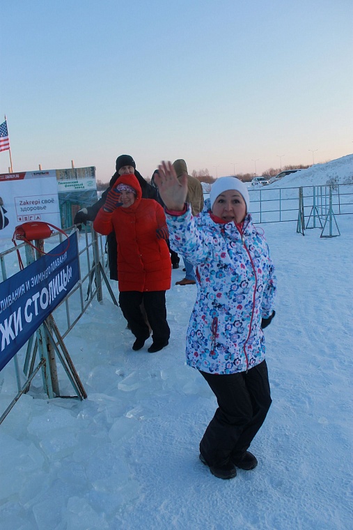 В тридцатиградусный мороз в Тюмени Джейми Монахан проплыла милю, установив мировой рекорд