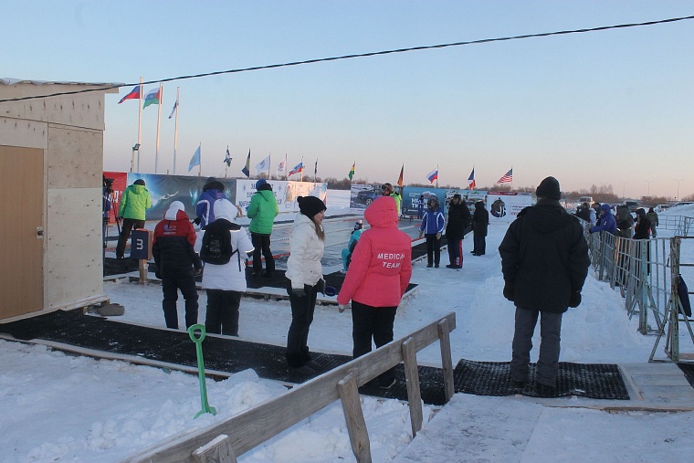 В тридцатиградусный мороз в Тюмени Джейми Монахан проплыла милю, установив мировой рекорд
